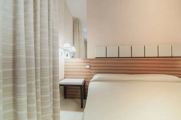 Üç Kişilik Oda, Ek Bina