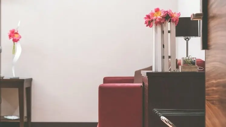 Üç Kişilik Oda, Ek Bina