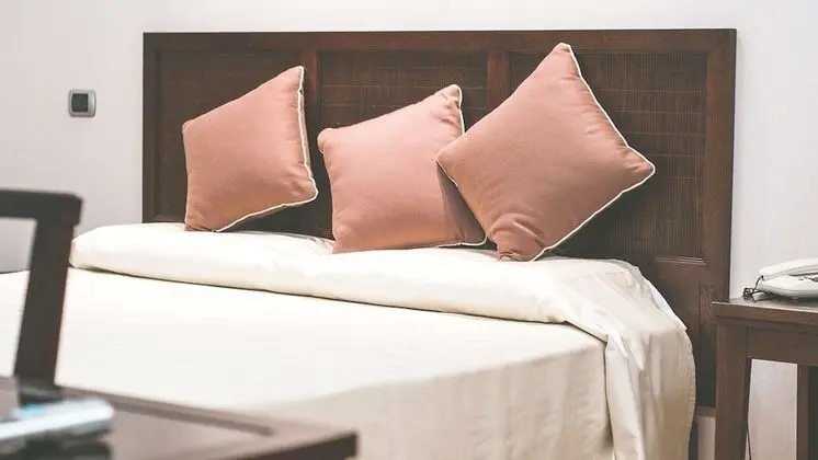 Üç Kişilik Oda, Ek Bina