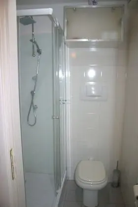 Üç Kişilik Oda, Ortak Banyo