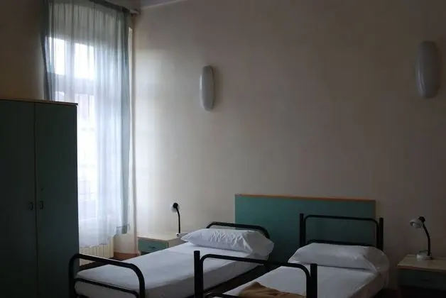 İki Ayrı Yataklı Oda, Ortak Banyo