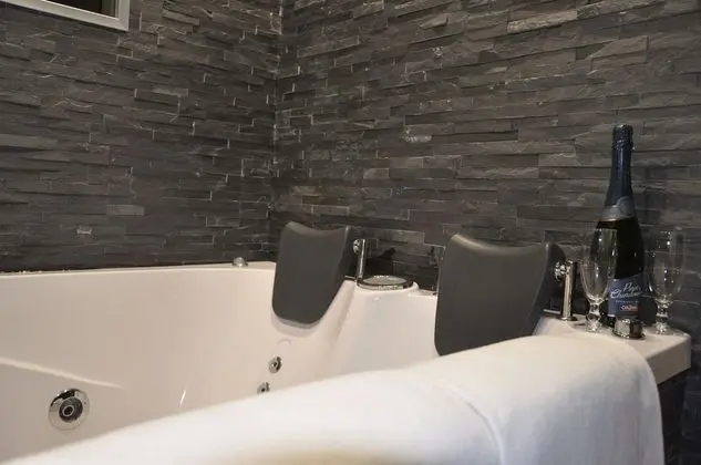 Süit, Sıcak Su Havuzu