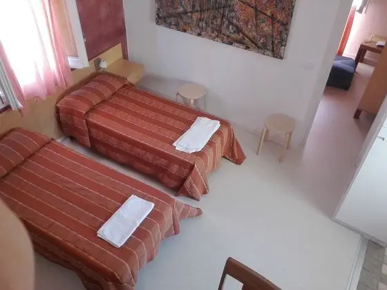 Basic Dört Kişilik Oda, Birden Çok Yatak Odası