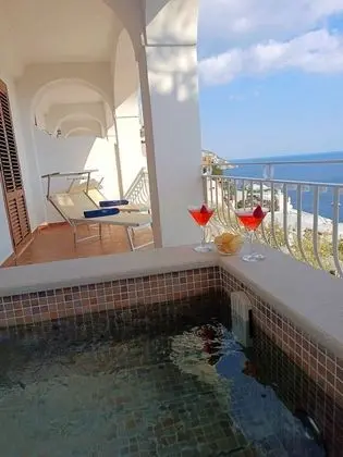 Oda, 1 En Büyük (King) Boy Yatak, Sıcak Su Küveti, Deniz Manzaralı (Balcony)