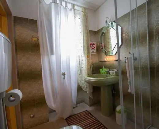 Tek Büyük Yataklı Oda (Private bathroom Not in Room)