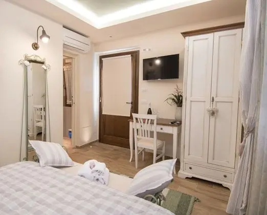 Family Dört Kişilik Oda, Birden Çok Yatak, Özel Banyo, Havuz Manzaralı (Angela)