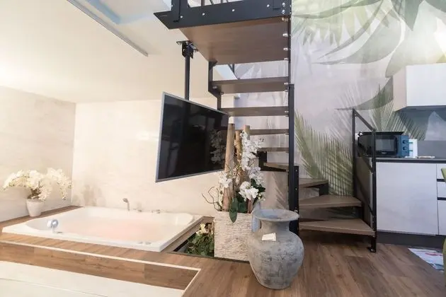 Luxury Süit, Birden Çok Yatak, Sıcak Su Havuzu, Avlu Manzaralı (Raphael)