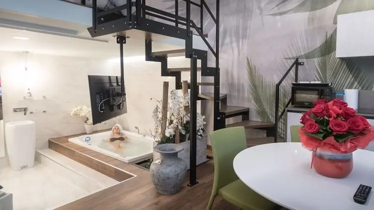 Luxury Süit, Birden Çok Yatak, Sıcak Su Havuzu, Avlu Manzaralı (Raphael)