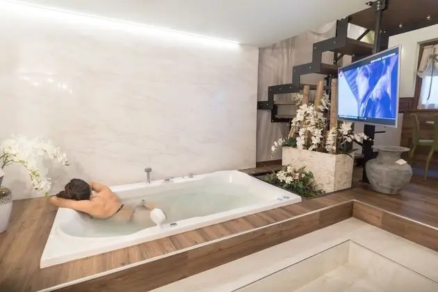 Luxury Süit, Birden Çok Yatak, Sıcak Su Havuzu, Avlu Manzaralı (Raphael)