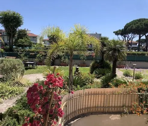 Superior Tek Büyük Yataklı Oda, 1 Büyük (Queen) Boy Yatak, Bahçe Manzaralı, Bahçeli