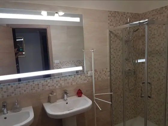 Tek Büyük Yataklı Oda, Ortak Banyo