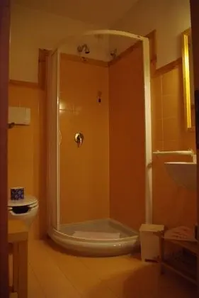Üç Kişilik Oda