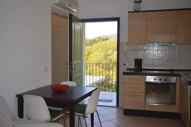 Family Apart Daire, 1 Çift Kişilik Yatak ve Çekyat, Bahçeli (Il Glicine 2)