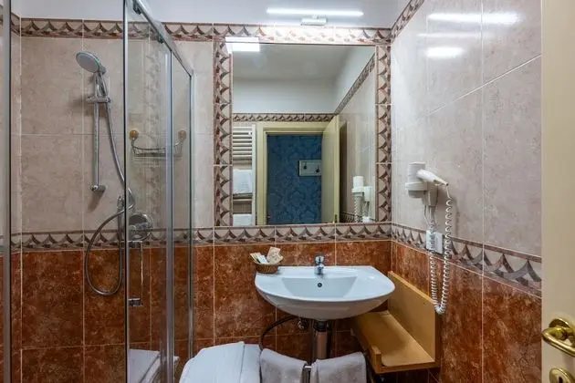 Büyük Yataklı Tek Kişilik Oda