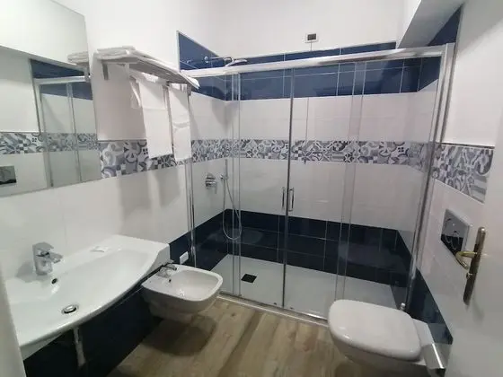 Üç Kişilik Oda, Deniz Manzaralı