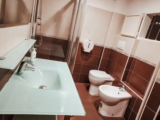 Ortak Ranzalı Oda, Sadece kadınlar için, Ortak Banyo