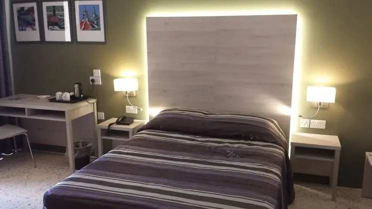 Superior Tek Büyük veya İki Ayrı Yataklı Oda, Balkon, Havuz Manzaralı