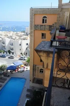 Superior Tek Büyük veya İki Ayrı Yataklı Oda, Havuz Manzaralı