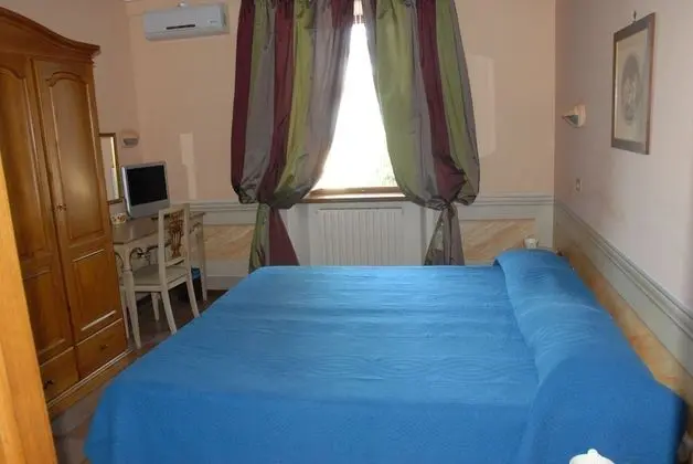 Büyük Yataklı Tek Kişilik Oda