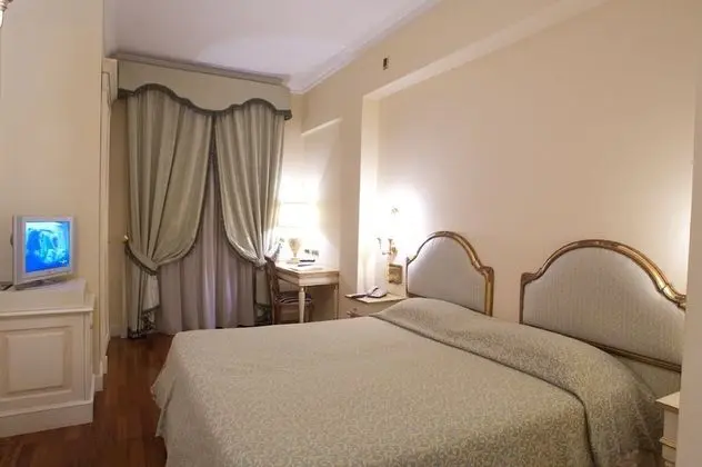 Büyük Yataklı Tek Kişilik Oda