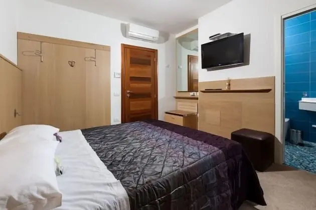 Basic Tek Büyük Yataklı Oda