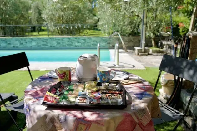 Traditional Oda, Havuz Kenarı