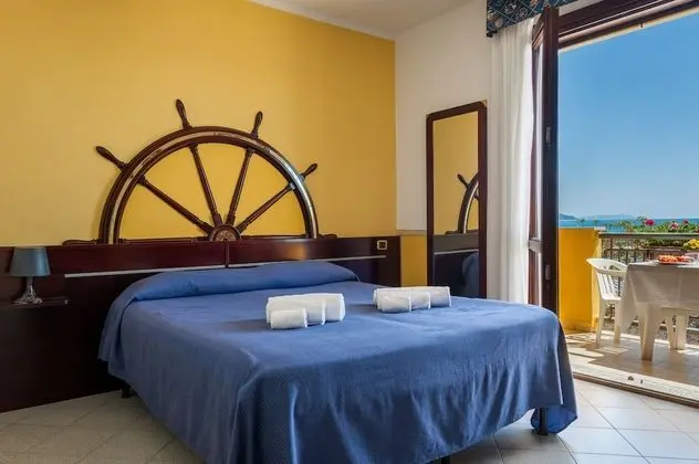 Tek Büyük veya İki Ayrı Yataklı Oda, Deniz Manzaralı