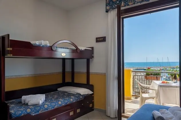 Üç Kişilik Oda, Balkon, Deniz Manzaralı