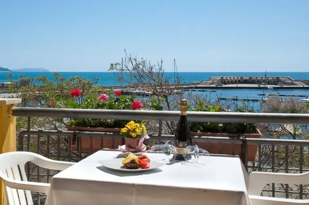 Üç Kişilik Oda, Balkon, Deniz Manzaralı