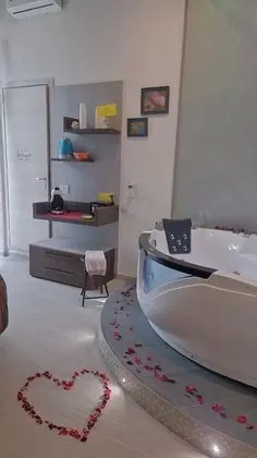 Tek Büyük Yataklı Oda, Sıcak Su Havuzu
