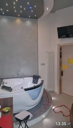 Tek Büyük Yataklı Oda, Sıcak Su Havuzu