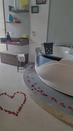 Tek Büyük Yataklı Oda, Sıcak Su Havuzu