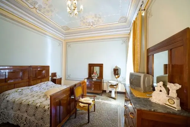 Tek Büyük veya İki Ayrı Yataklı Oda, Ortak Banyo (Elena)