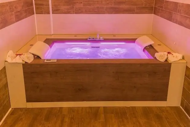 Deluxe Tek Büyük veya İki Ayrı Yataklı Oda, Jakuzi