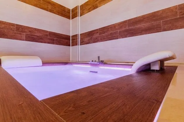 Deluxe Tek Büyük veya İki Ayrı Yataklı Oda, Jakuzi