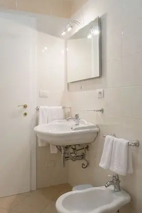Comfort Üç Kişilik Oda, Küvet, Avlu