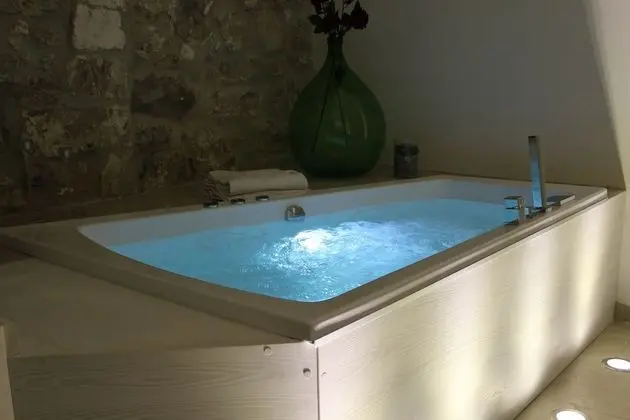 Süit, Jakuzi (Suite degli archi)