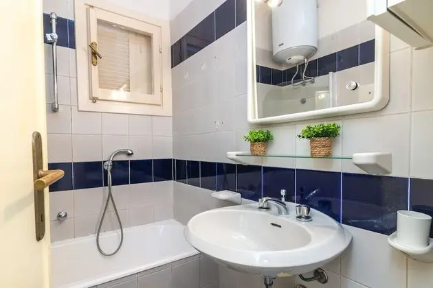 Family Apart Daire, Birden Çok Yatak, 2 Banyolu, Bahçeli (Il Vecchio Faro 15 150Mt From The)