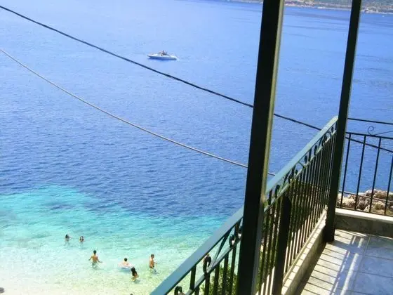 Üç Kişilik Oda, Deniz Manzaralı