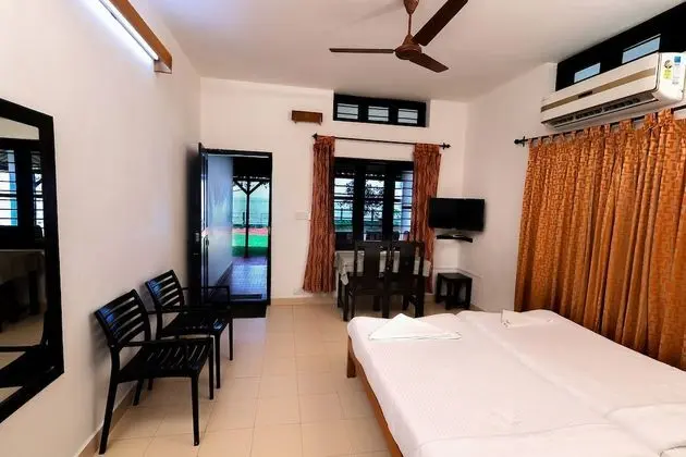 Lakefacing Family Cottage