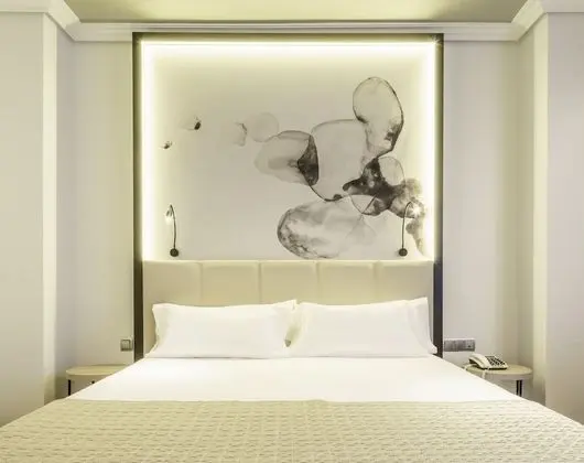 Junior Süit, 1 Büyük (Queen) Boy Yatak ve Çekyat