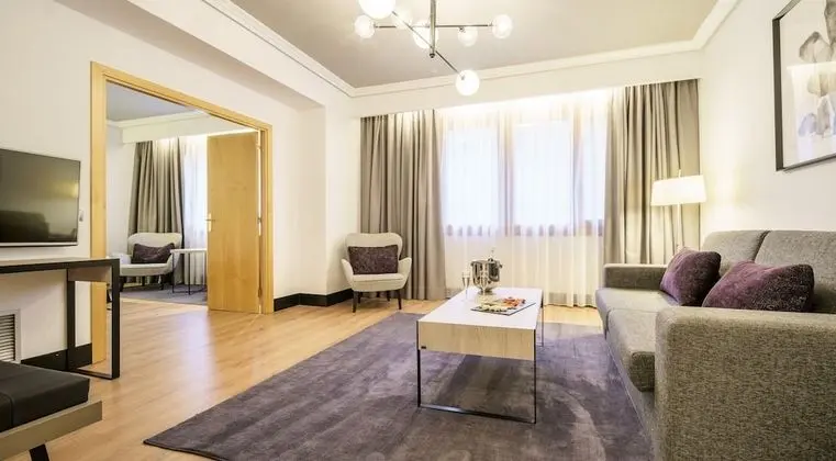 Junior Süit, 1 Büyük (Queen) Boy Yatak ve Çekyat