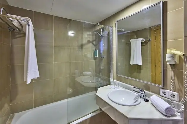 Üç Kişilik Oda (2 adultos + 1 niño)