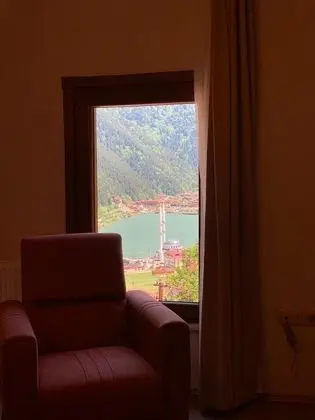GÖL MANZARALI ÇATI KATI