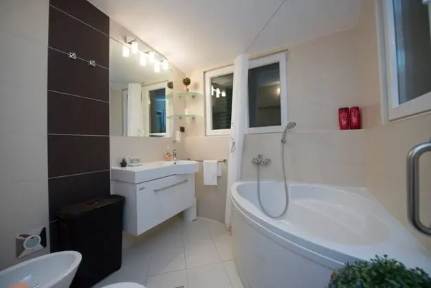 Apart Daire, 1 Büyük (Queen) Boy Yatak ve Çekyat