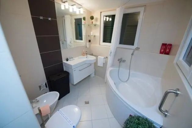 Apart Daire, 1 Büyük (Queen) Boy Yatak ve Çekyat