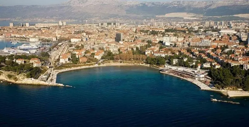 Apart Daire, 1 Büyük (Queen) Boy Yatak ve Çekyat