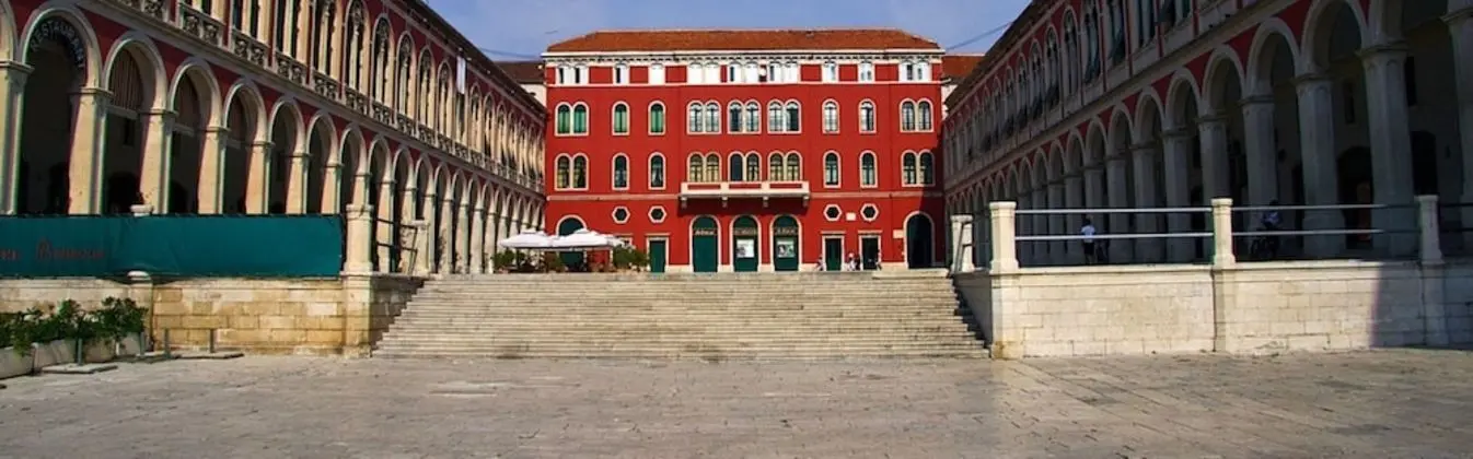 Apart Daire, 1 Büyük (Queen) Boy Yatak ve Çekyat