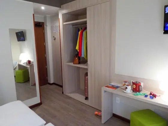 İki Ayrı Yataklı Oda, Havuz Manzaralı