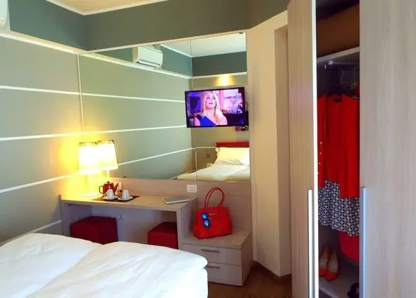 İki Ayrı Yataklı Oda, Havuz Manzaralı